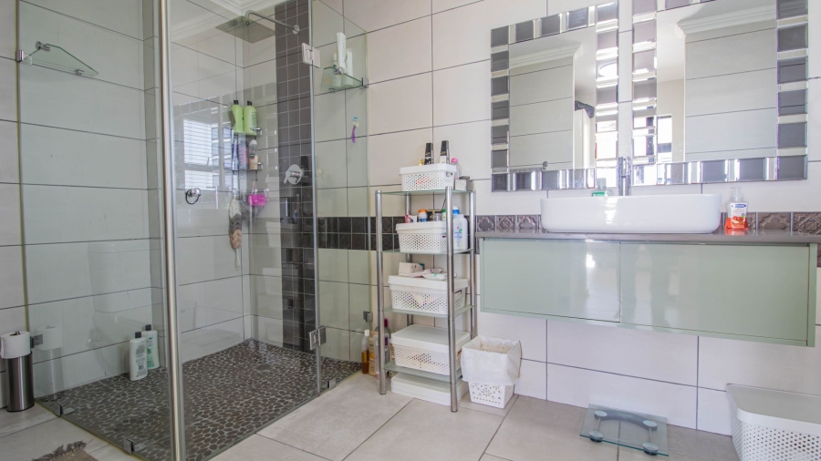 5 Bedroom Property for Sale in Sandy Point Beach Estate Western Cape